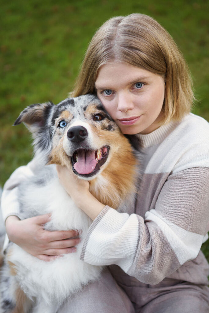 Hundefotografie eines Australian Shepherd mit Frauchen