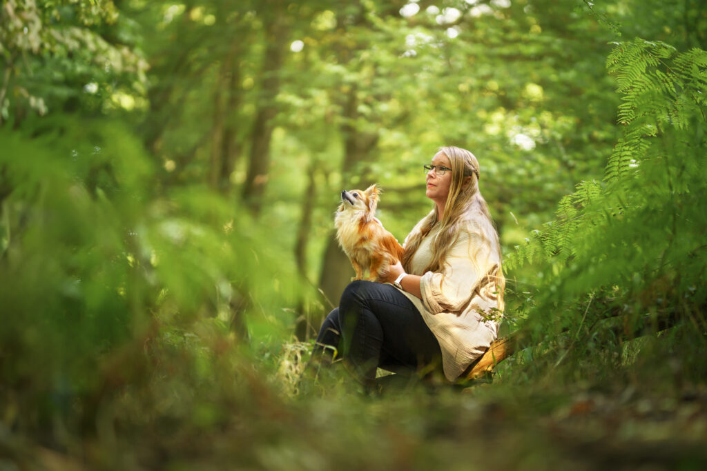 Hund-Mensch-Fotografie: Chihuahua mit Frauchen mitten im grünen Wald