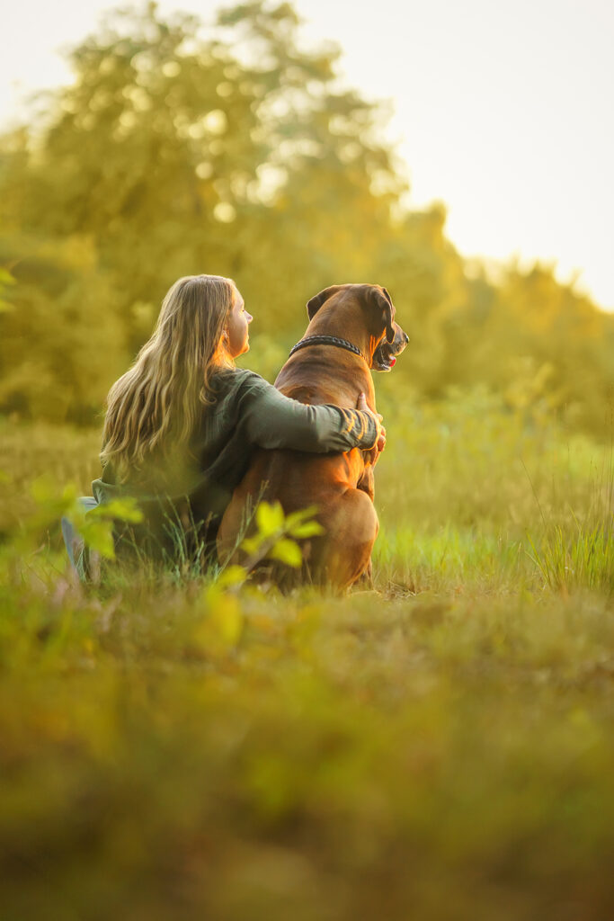 Hund-Mensch-Fotografie: Rhodesian Ridgeback schaut mit Frauchen den Sonnenuntergang an