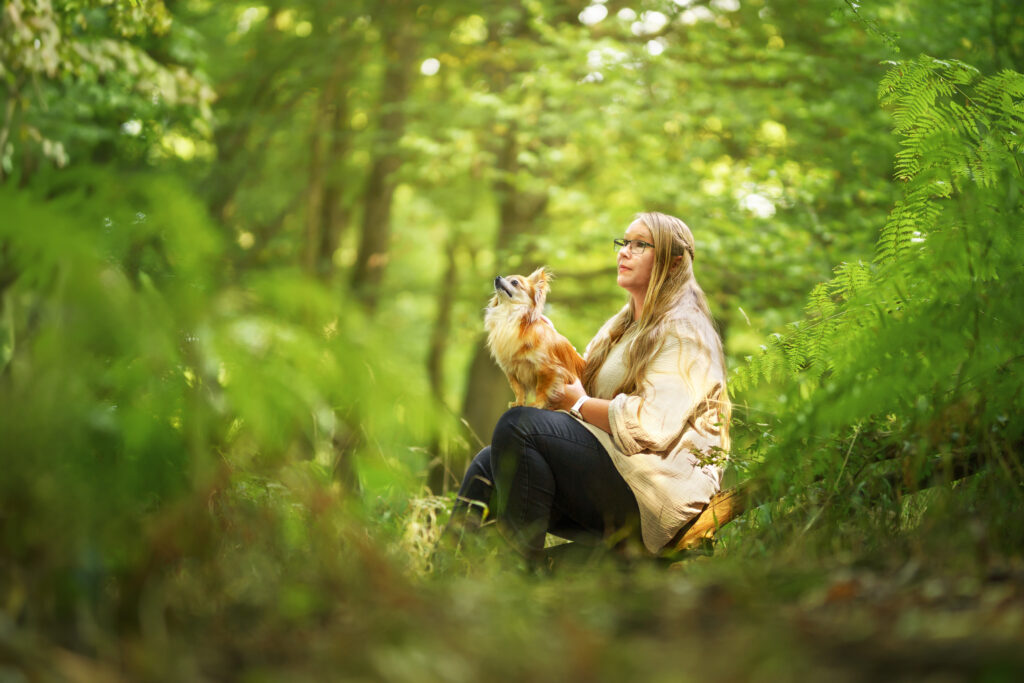 Hund-Mensch-Fotografie: Chihuahua mit Frauchen mitten im grünen Wald
