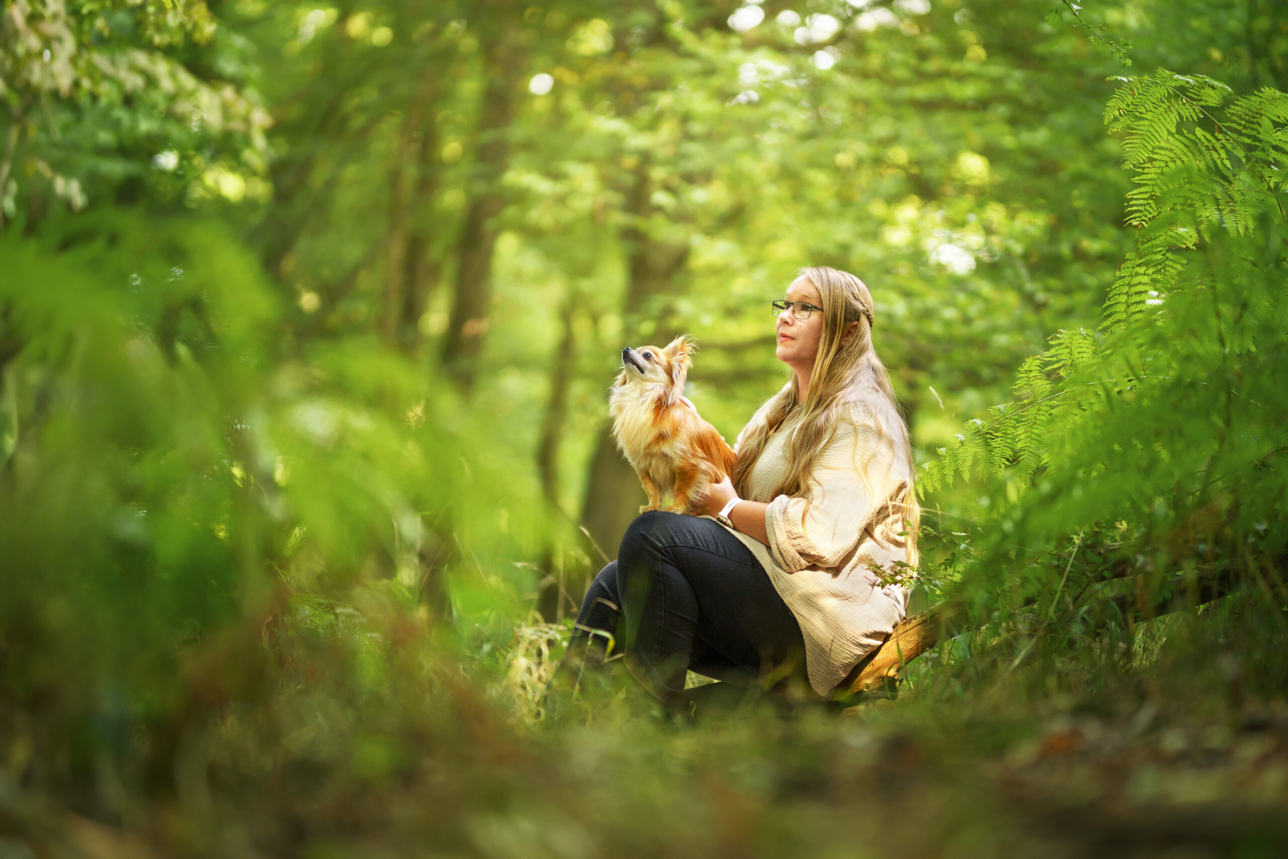 Hund-Mensch-Fotografie: Chihuahua mit Frauchen mitten im grünen Wald